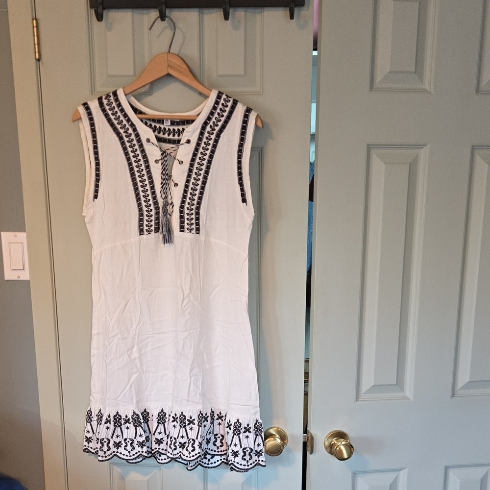 🤍 White and Black Embroidered Sleeveless Dress